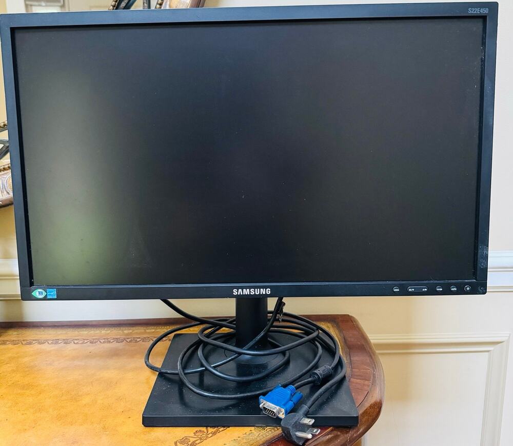 Samsung S22E450D 22" LED Monitor Full HD 1080p & Cables Great Condition